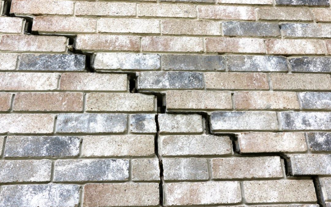 Pourquoi la canicule fissure-t-elle les maisons et habitations ? Comment agir ?
